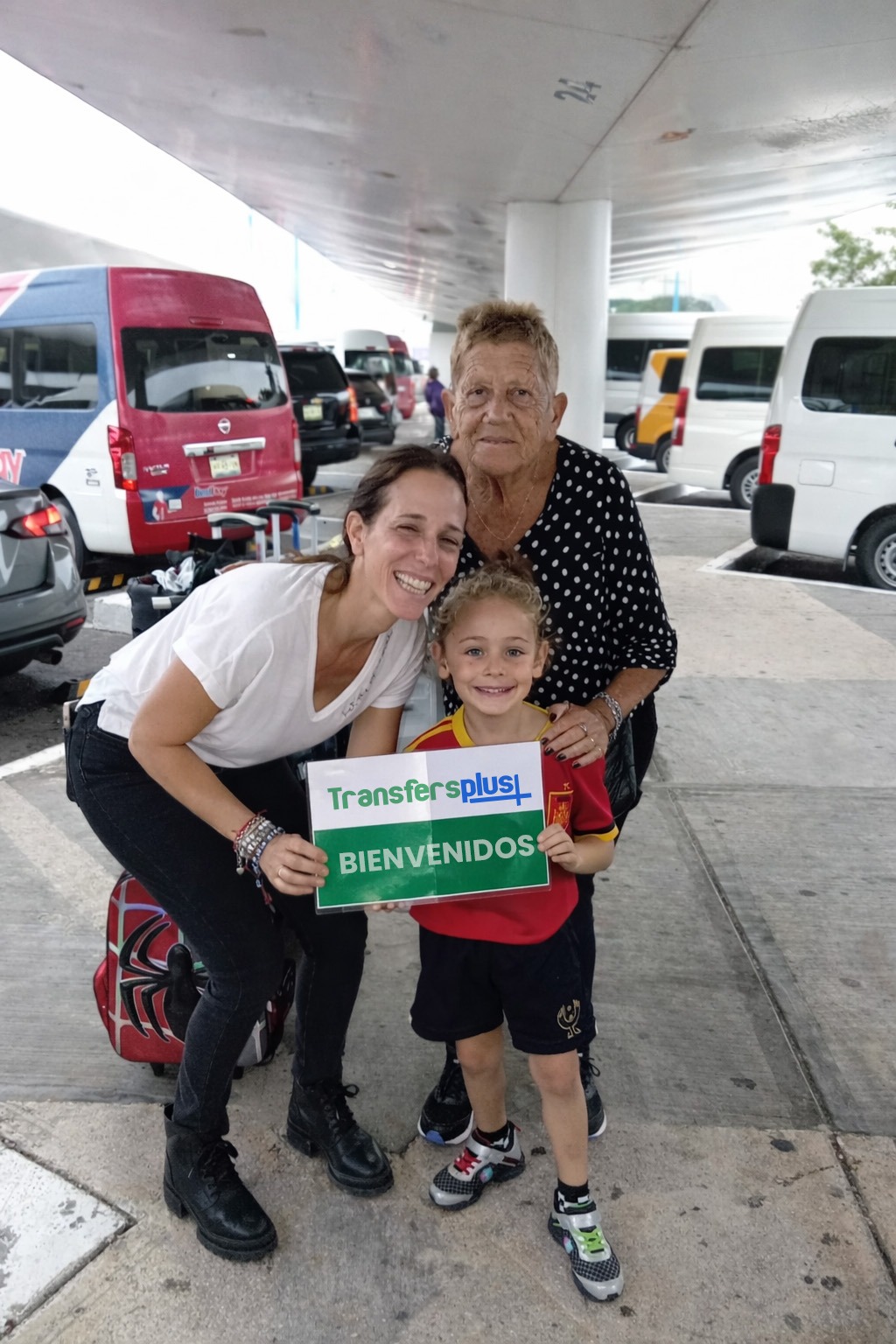 Como puedo transportarme del aeropuerto de cancun al hotel By Transfers Plus